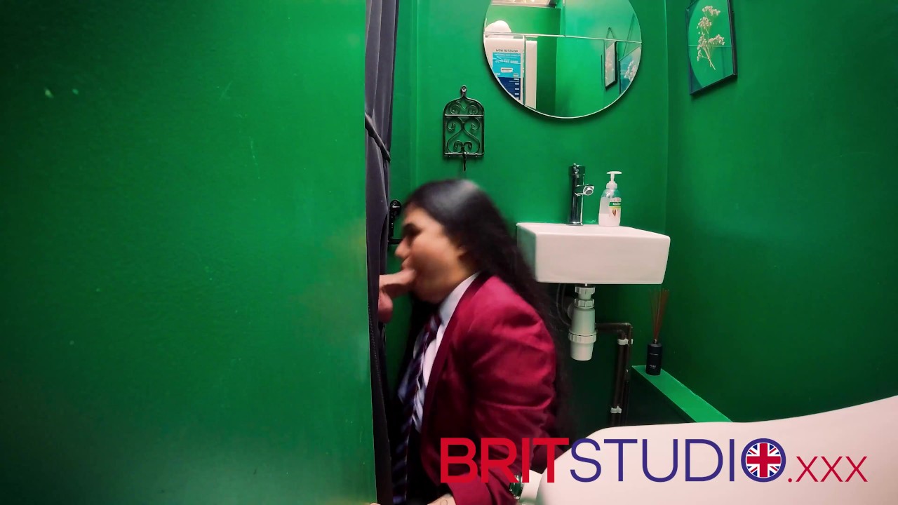 British 18 Year Old Schoolgirl Gives An Amazing Blowjob And Swallows A Massive Load Of Cum At The Gloryhole - 無料セックスビデオ - RedTube