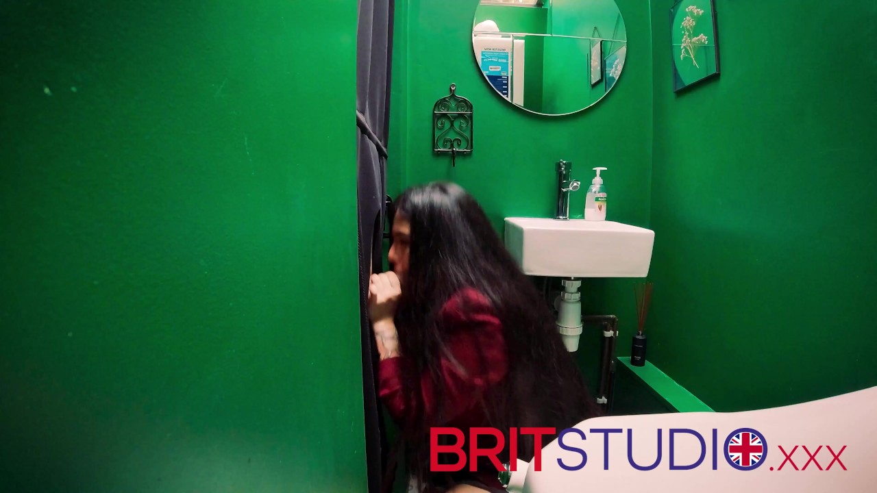 British 18 Year Old Schoolgirl Gives An Amazing Blowjob And Swallows A Massive Load Of Cum At The Gloryhole - 無料セックスビデオ - RedTube