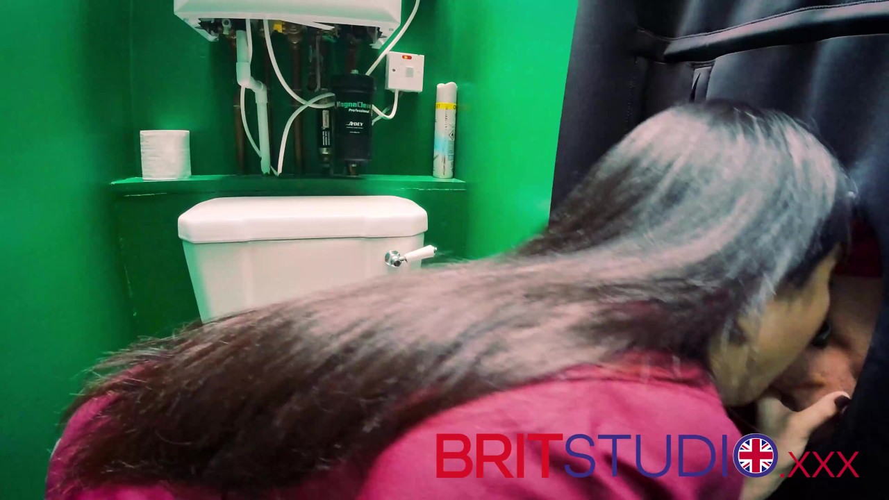 British 18 Year Old Schoolgirl Gives An Amazing Blowjob And Swallows A Massive Load Of Cum At The Gloryhole - 無料セックスビデオ - RedTube