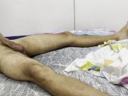 Me siento muy caliente y me pongo a tirar paja para bajar la fiebre