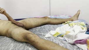 Me siento muy caliente y me pongo a tirar paja para bajar la fiebre