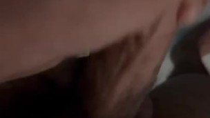 Hombre cachondo masturbándose antes de ducharse. 