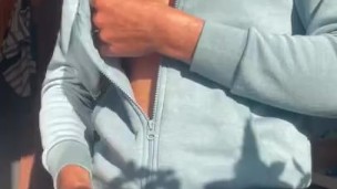 Jeune mec gay se branle avant d’aller travailler 