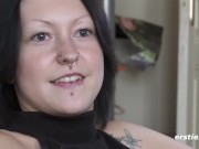 Ersties: 21-Jährige mit Tattoos und viel Piercing masturbiert von Kamera 11/16