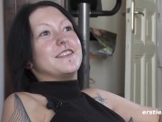 Ersties: 21-Jährige mit Tattoos und viel Piercing masturbiert von Kamera 12/16