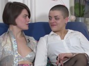 Ersties: Berlinerinnen vögeln: Viel Lecken und Anal-Fingering 13/16