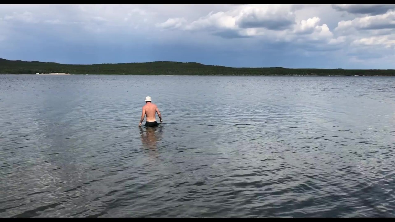 Pływam nago i wali konia na publicznej plaży....Zauważyłeś mnie?! - Darmowe seks wideo - RedTube