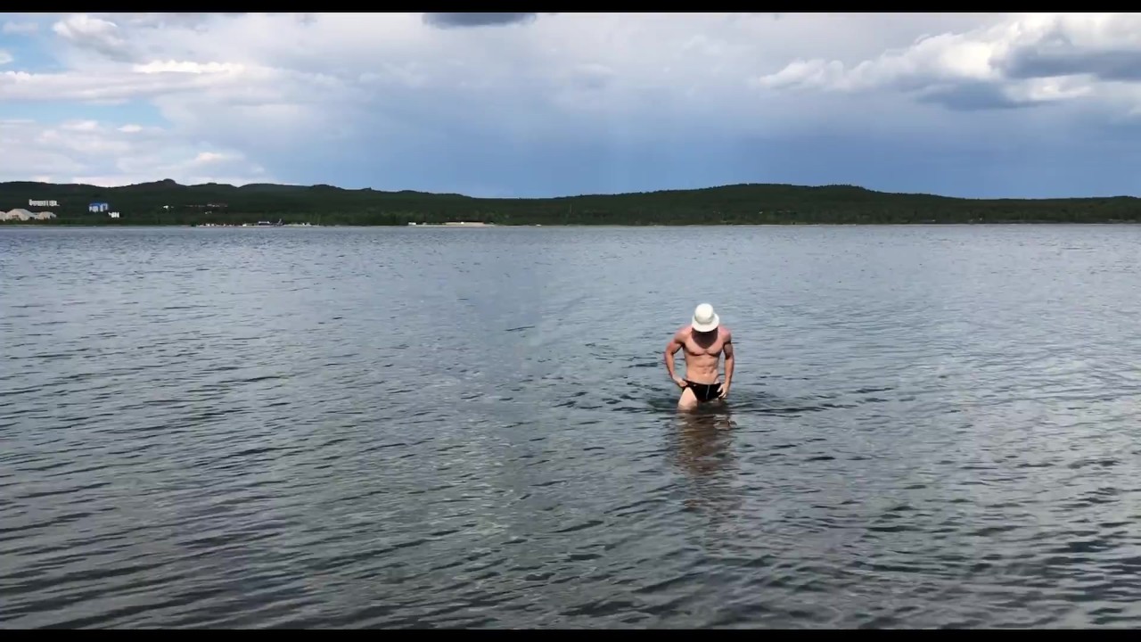 Pływam nago i wali konia na publicznej plaży....Zauważyłeś mnie?! - Darmowe seks wideo - RedTube
