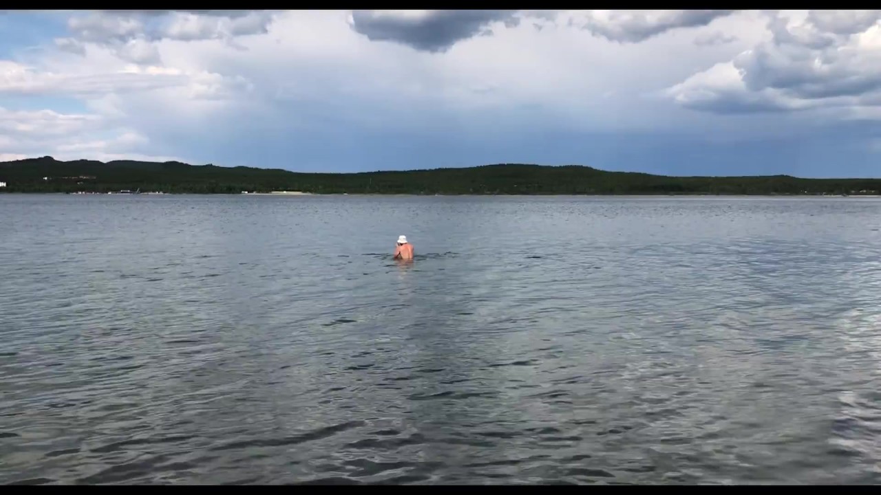 Pływam nago i wali konia na publicznej plaży....Zauważyłeś mnie?! - Darmowe seks wideo - RedTube