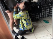 Cacheteando con la verga a una hermosa morena (loop)