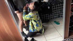 Cacheteando con la verga a una hermosa morena (loop)