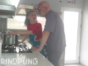 Cuando mi novio se va a pegar una siesta me enredo con mi suegro 2/16