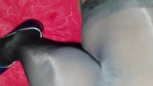 Que rico me follo a mi puta con tanga y liguero