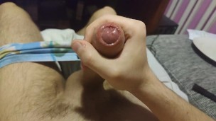 STUDENT JERKS OFF A HUGE COCK AND MOANS СТУДЕНТ ДРОЧИТ ОГРОМНЫЙ ХУЙ И СТОНЕТ