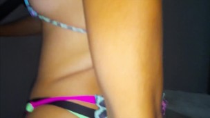 Le lleno la concha de semen en las escaleras a la chica de la pileta