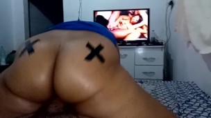 Pinihit ko ang titi ng bastard na nanginginig sa aking puke, tinukso ako ng isang porn