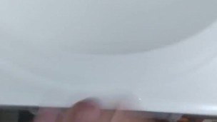 Haciendome una paja en el baño