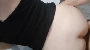 Senti come godo.... Moglie italiana scopata sul tavolo icon vestito di pelle e sborrata sulla figa 