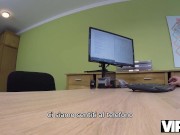 VIP4K. Il bisogno di soldi fa sì che l'attrice porno si tolga le mutandine per fare sesso sporco 1/16