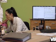 VIP4K. Il bisogno di soldi fa sì che l'attrice porno si tolga le mutandine per fare sesso sporco 11/16