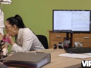 VIP4K. Il bisogno di soldi fa sì che l'attrice porno si tolga le mutandine per fare sesso sporco 9/16