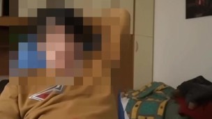 Mi sego e sborro dentro il preservativo