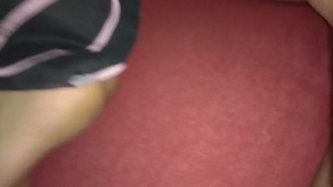 Amatérská masáž zadečku ve spánku.