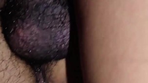 Le follo su culo peludo y mojado