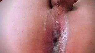 Gros cu bien remplie de sperme sous la douche !