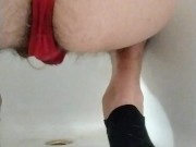 Haciendo pis con tanga 