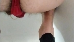 Haciendo pis con tanga 