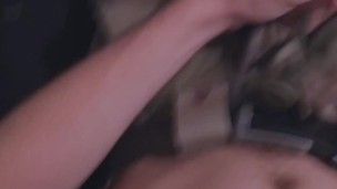 Branlette en pantalon militaire sur le balcon, part 2