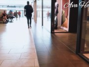 Espionnant une salope sans culotte dans une galerie marchande 10/16