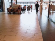 Espionnant une salope sans culotte dans une galerie marchande 11/16