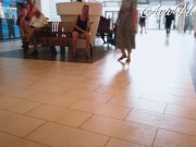 Espionnant une salope sans culotte dans une galerie marchande 13/16
