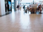 Espionnant une salope sans culotte dans une galerie marchande 8/16