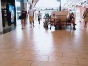 Espionnant une salope sans culotte dans une galerie marchande 9/16