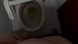 150kgの熊さんが自宅のトイレでおしっこ。音まではっきり入ってて気持ちいいのがまるわかり！！