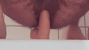 Нашел забытый член в душе и выебал им своё очко.