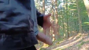 masturbation dans les bois main droite et main gauche