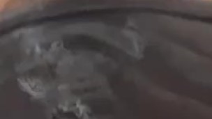 Masturbation dans sa jolie chatte pleine de mouille