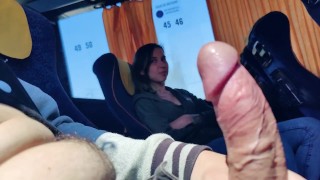 Показывает член в автобусе порно видео