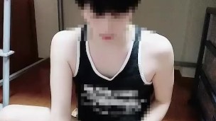 タンクトップイケメン日本人のおしっこ！カップに大量放尿！051