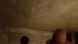 Joven masturbandose aburrido en casa