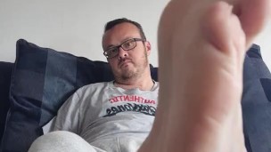 Worship my feet and toes and cum for me