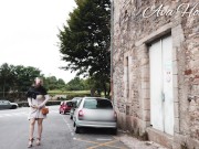 Femme se ballade en vile sans culotte 4/16