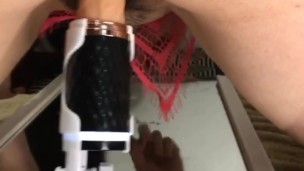 MILF Claudia Valenzuela tiene un squirt frente a un espejo