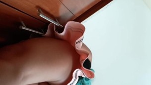 mientras lavo en la cocina, grabo bajo mi falda