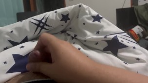 25歳の太った男のおちんちんが勃起するまでの過程を接写！