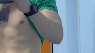 ласкаю себя в раздевалке спорт зала